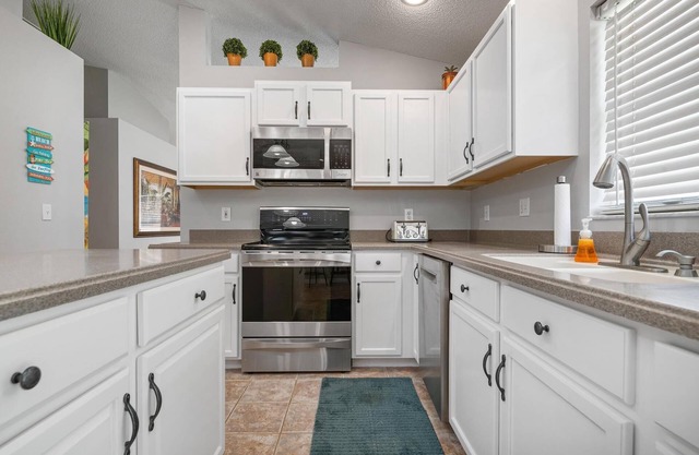 ⚓Shangri La Retreat! Lakefront private pool home w/bright, tropical design!⚓🌅