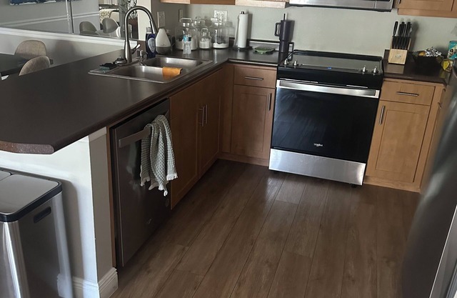 Shared condo in welcoming Tampa with AC, WiFi, fitness room