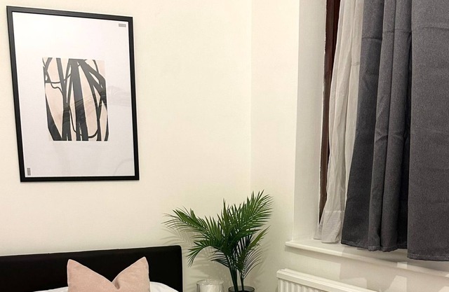 Shared London Charm: Comfortable Room in Spacious House