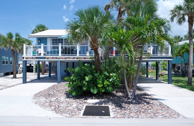 ☀️Shared Pool + Grill | Pet Friendly | Short Walk to Beach | Eucalyptus C☀️