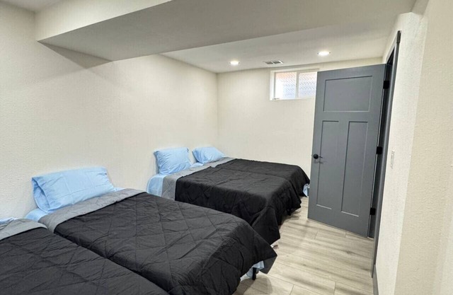Shared Room near Downtown Denver & Lake (Room 4)