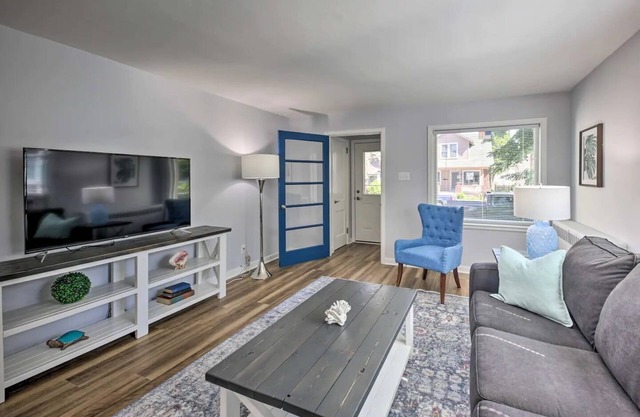Sheboygan Getaway w/Yard: 1 Mi to Lake Michigan