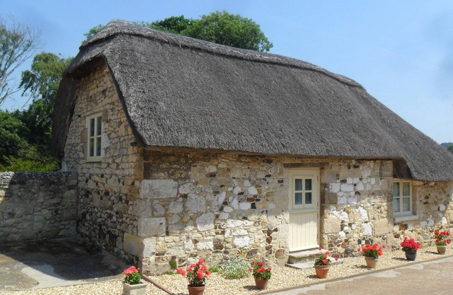 SHEEPWASH BARN, pet friendly, with a garden in Freshwater