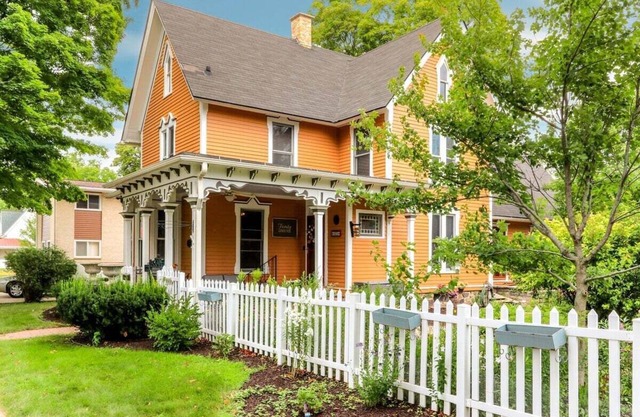 Sheldon House |Historic Lake Geneva Home |Garden Patio |Walkable to all LG has to Offer |Parking
