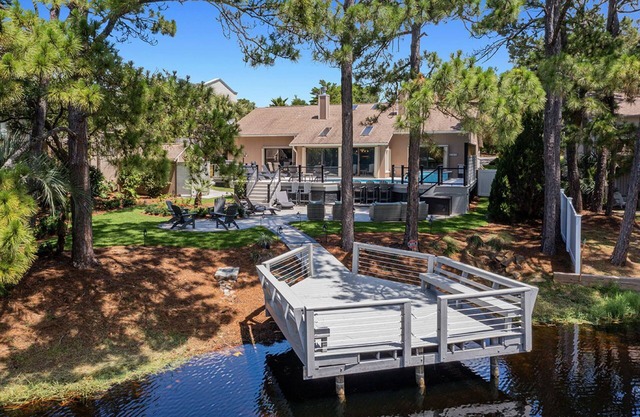 Shell Mates - Luxury Lakefront Vacation Rental with Private Pool Space & Outdoor Area
