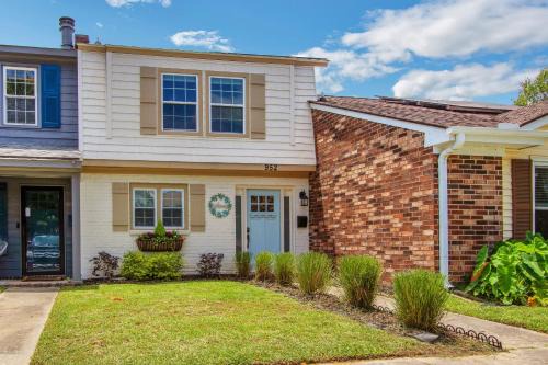 Shem Creek Retreat by AvantStay 10 Mins to Downtown Charleston Yard Patio