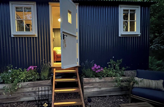 Shepherd's Hut - Sleeps 2 - Pet friendly - Parking