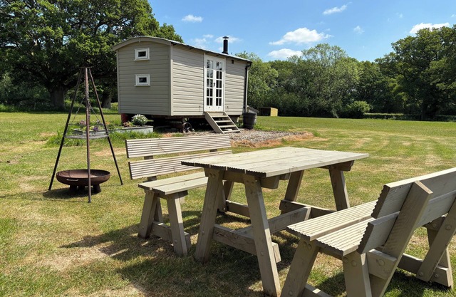 SHEPHERDS HUT 2, pet friendly, with open fire in Northchapel