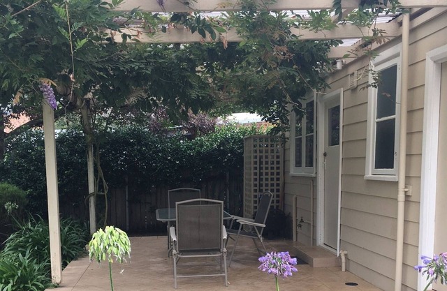 Sherwood Cottage- 5 mins walk to town, yet lovely private position, pets welcome