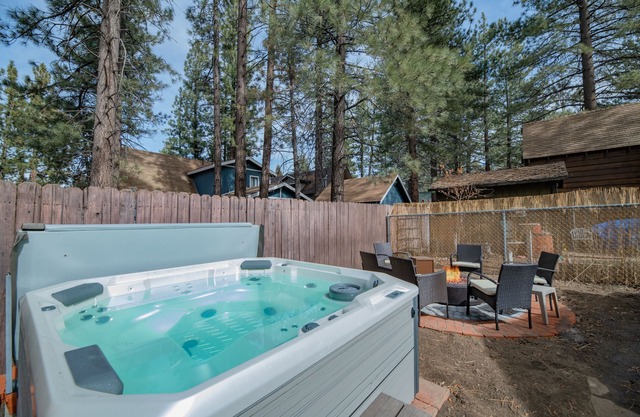 Sherwood Cottage - Charming Cabin, Hot Tub, Fire Pit, Fenced Yard