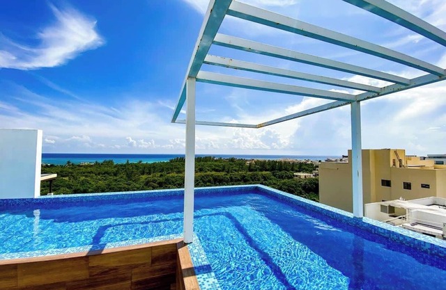 Shiny Studio on 5th Ave w/Pool+Gym Steps to Beach