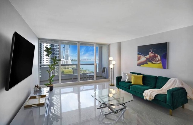 Shock Wave! Totally Renovated 1 Bedroom Condo Miami, Water and Park Views!