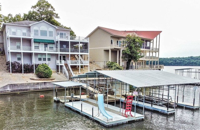 Shore House - Waterfront 7 bedroom dock with slide