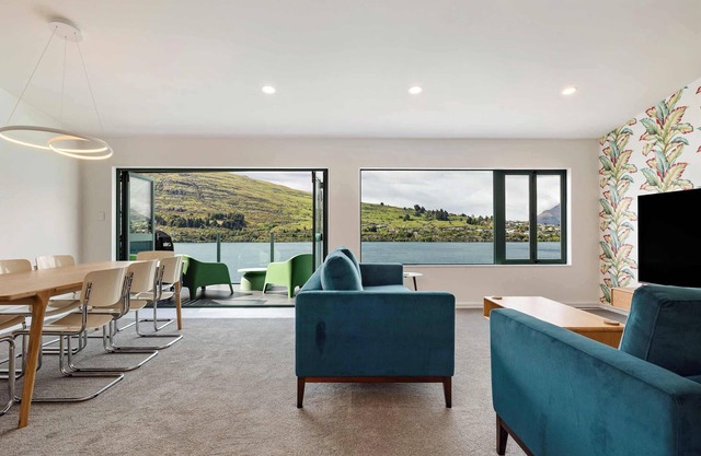 Shore Rise, lake and mountain views Queenstown