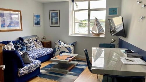 'Shorebird' central apartment, sea views & parking