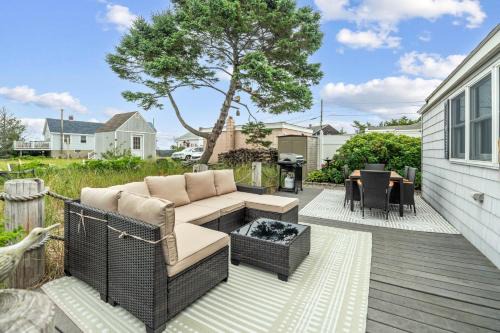 Shoreline Retreat Ocean Views Walk to Beach AC