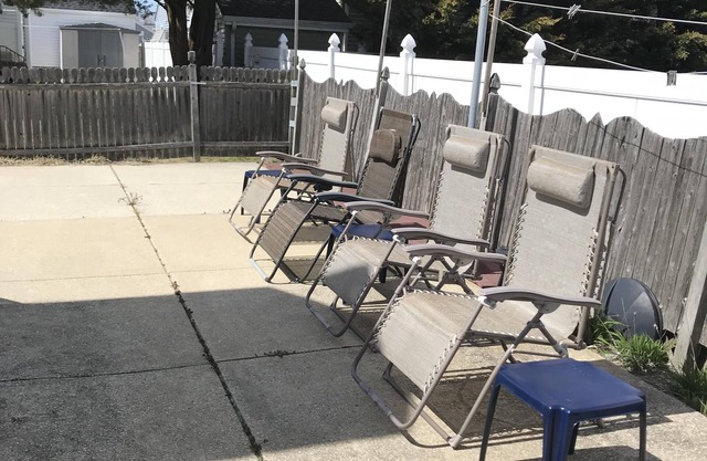 Shorely a Getaway: 9 Beds (6 Rooms), 3 Baths, WiFi, Walking Distance to Beach