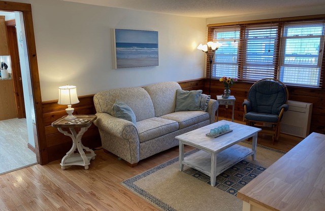 Short Walk to Beaches, Restaurants, and Fun. Onsite Putting Green. Sleeps 6-12.