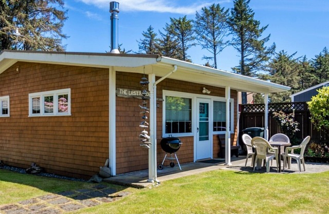 Short walk to the beach! 2 bedrooms, quiet neighborhood, fenced yard & WiFi