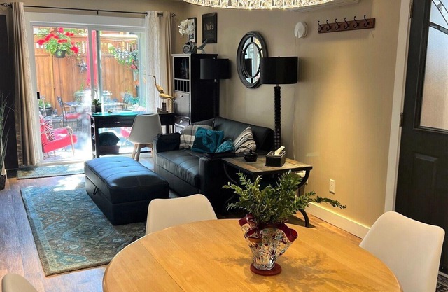 SIDNEY MEWS: Great Location KING Bed/1Bath-In Town near Ocean-with Patio/Pond/AC