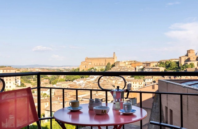 Siena Historic Center Stylish Flat with Balcony!