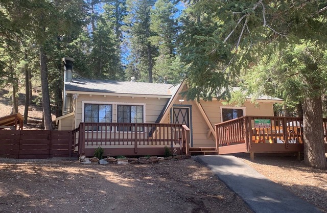 Sierra Pines Chalet! Sled Hills! Close to Hiking/Biking Trails! Fenced-In Yard!