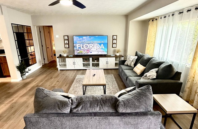 Siesta Beach Getaway - Minutes to Beach, Shops, Dining