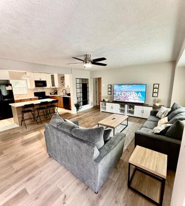 Siesta Beach Getaway - Minutes to Beach, Shops, Dining