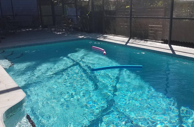 Siesta Key 2B 2 bath with Heated Pool! Sleeps 6 ! Relaxation & Sunshine!