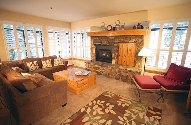Silver Bear #20 Deluxe, Upscale 2 Bed, 2 Bath Condo, Short Walk to Canyon Lodge, Pet Friendly