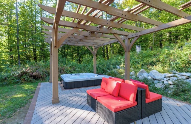 Silver Birch Chalet: Mountain Apartment w/Hot Tub