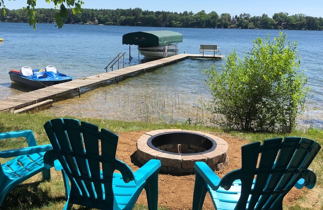 Silver Lake Retreat, 3 bedroom, Great Lake frontage!