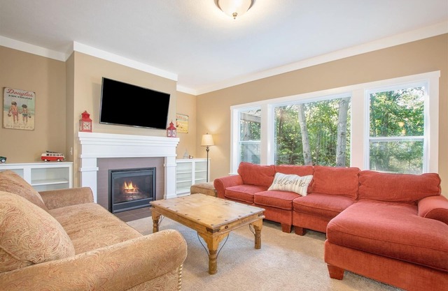 Silverberry Acres: Hot Tub, Fire Pit, Spacious Deck, BBQ, Tucked in the Trees