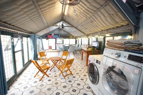 SIMI 23A Old Quarter 5-Story 4Studios 4BRs 6Beds for 10 Netflix Rooftop