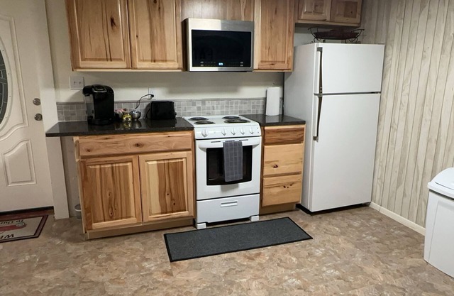 Simple & spacious 1-bedroom basement living in Lexington. Close to W&L and VMI