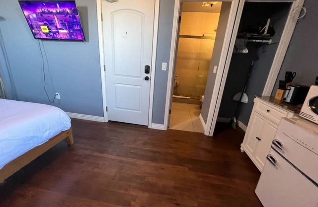 Simple Studio in LA! Close to Downtown!