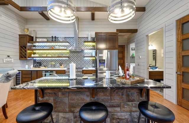 Simply Luxe Retreat -Pool Table, Custom Swing Set,EV Charger