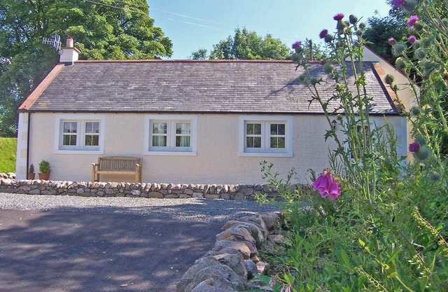 Single storey cottage for 4/6 in Twynholm only 3 miles from Kirkcudbright.