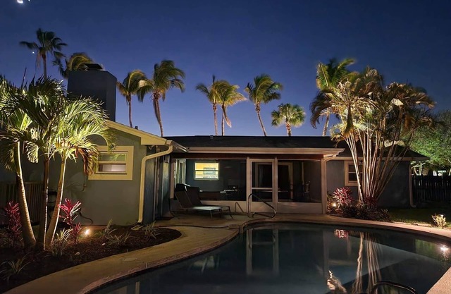 Single Family Home - Walkable to the Beach - Heated Pool