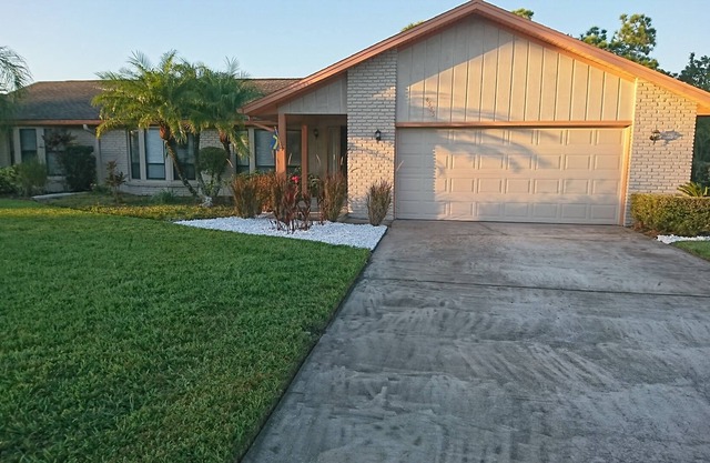 Single family home on golf course with enclosed pool
