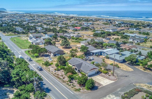 Single-level, Modern Comfort, 2 Blocks from Beach and Bayshore Beach Club pool!