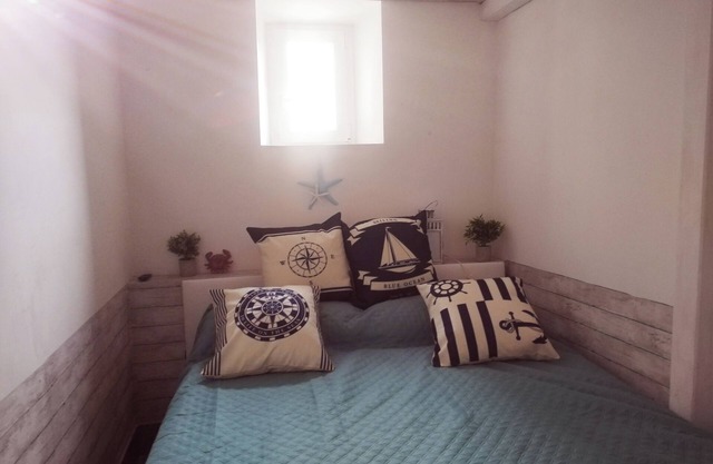 Single room with bathroom in front of the sea