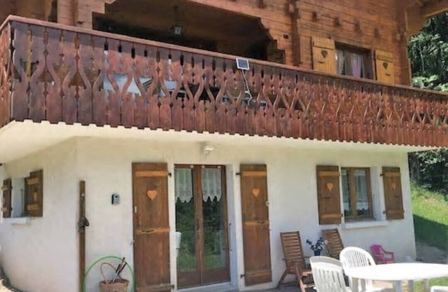 Single-storey apartment in a detached chalet