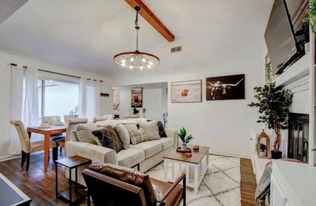 Single-Story Charmer! 5BR! Pet Friendly Getawaynn