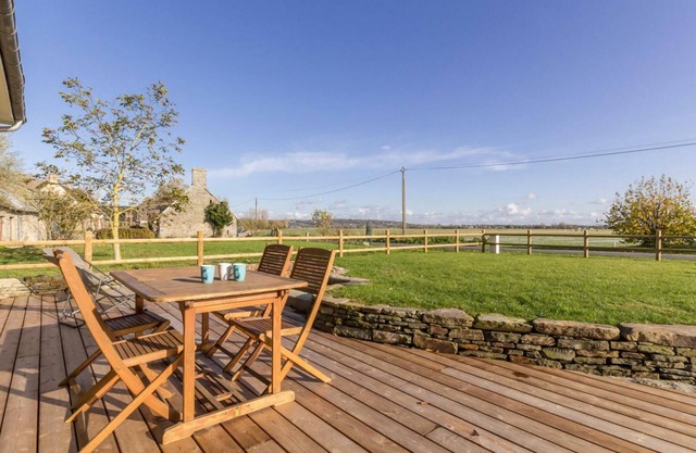 Single-story house with Mont St-Michel bay view, enclosed garden, terrace, pets allowed