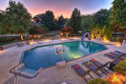 Sip Sip Away by AvantStay Pool Hot Tub