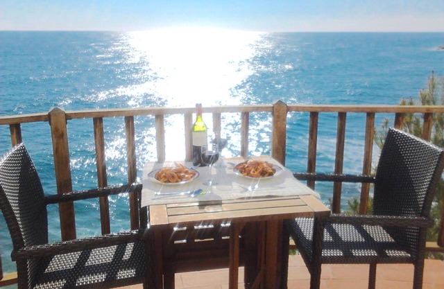 Sitges. Mediterranean Balcony. Amazing views. Beach and pool. A/C. Parking. WIFI