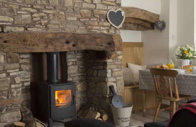 Situated on the edge of the Shropshire Hills, New Inn Cottage, a 2 guest holiday home provides excel