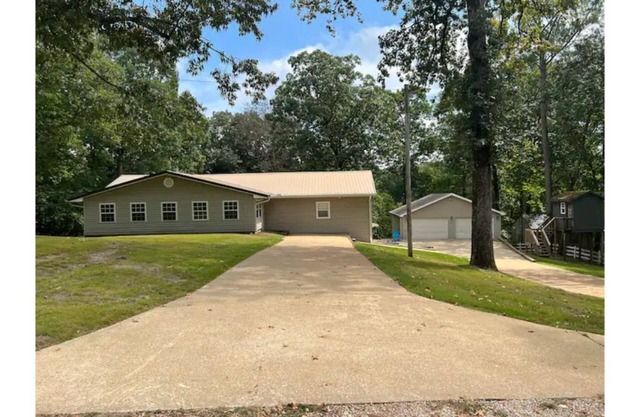 Six bedroom lake house in Counce on Pickwick Lake with a boat slip included