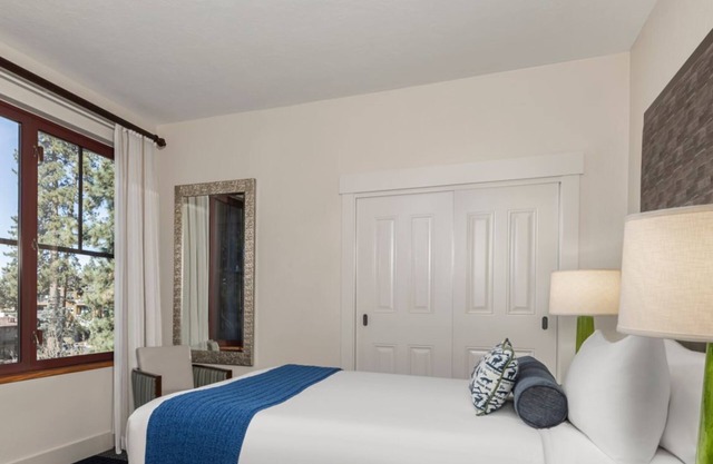 Ski away in this charming 1-bdrm villa in S. Lake Tahoe minutes to chairlift!